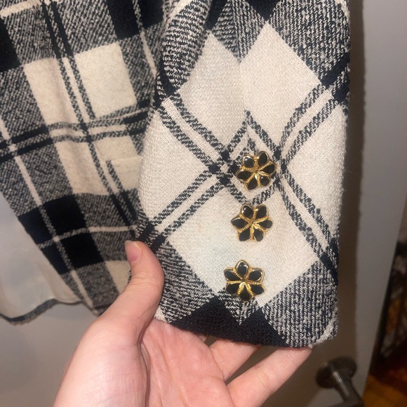 Amazing vintage skirt suit with detailed buttons - Picture 4 of 7